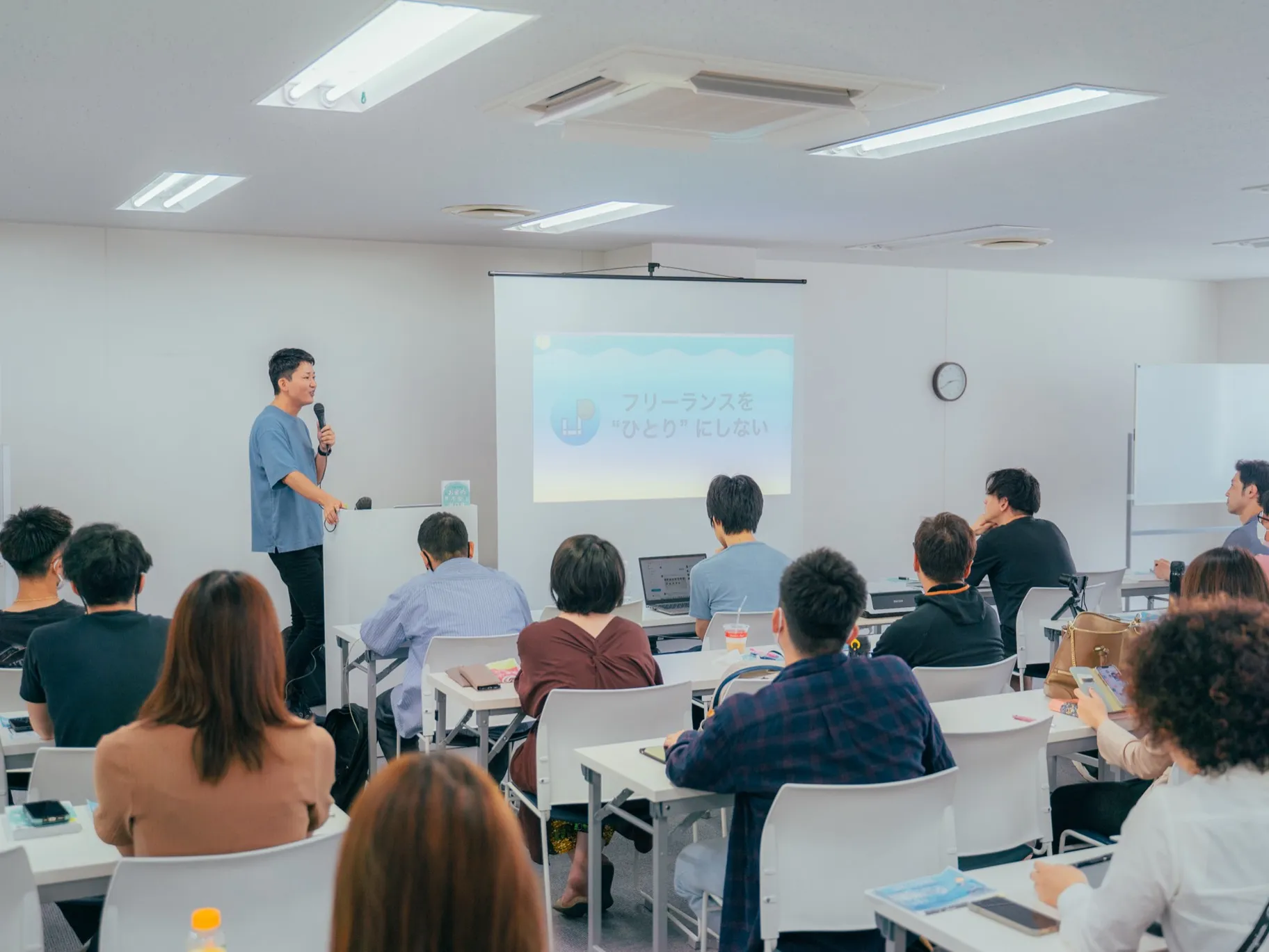 しゅうへいの話を聞きながら、同じ会場で学ぶフリ校のセミナー参加者